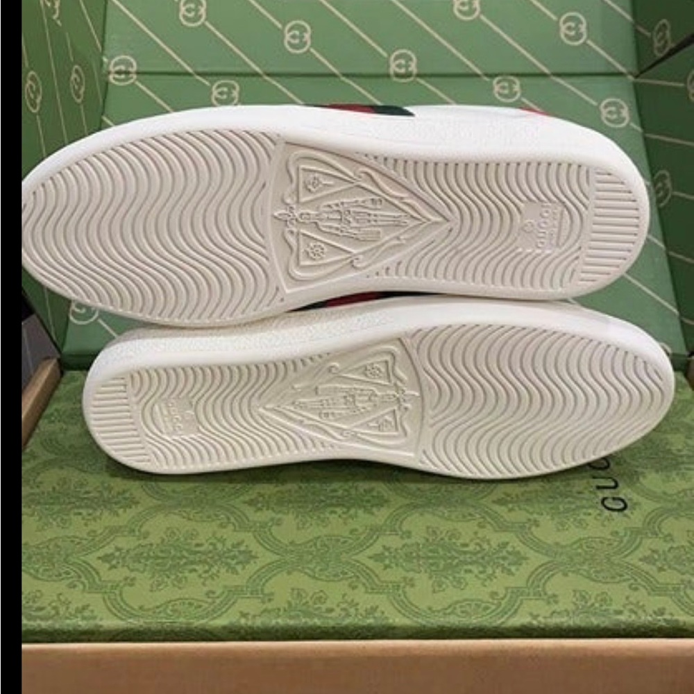 Gucci sneakers size 81/2 woman. Euc size 39